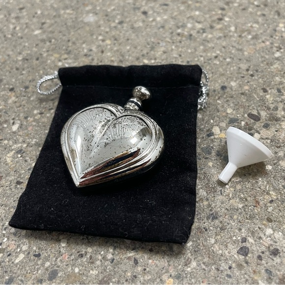Vintage Silver-tone Heart Shaving Perfume Decanter W/ dabber & carrying bag - Picture 3 of 10